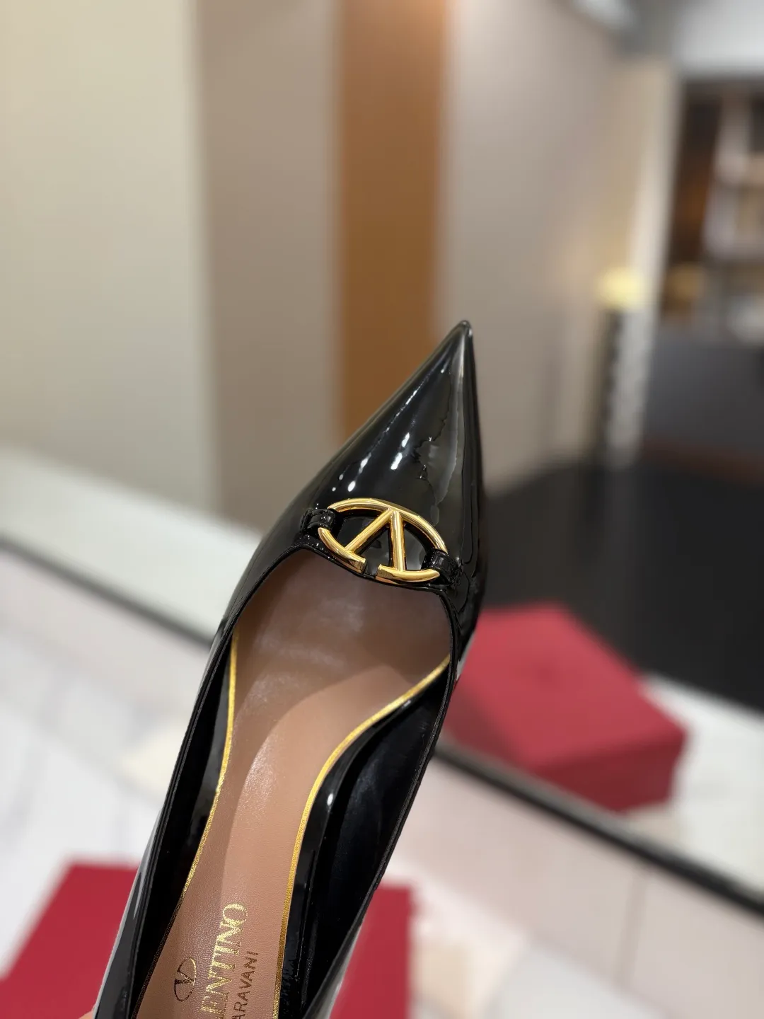 💕💕Factory direct selling price p520💕💕 VALENTINO’s hottest new high-heeled shoes, latest logo buckle, perfect combination with sexy pointed toe❤️‍🔥❤️‍🔥❤️‍🔥❤️‍🔥It is simply the pinnacle of summer fashion💖💖💖💖original replica Upper: patent leather, subleather Outsole: Italian leather outsole Heel height: 6.5cm Size: 35-39 (40 41 42 customized, non-refundable and non-exchangeable)